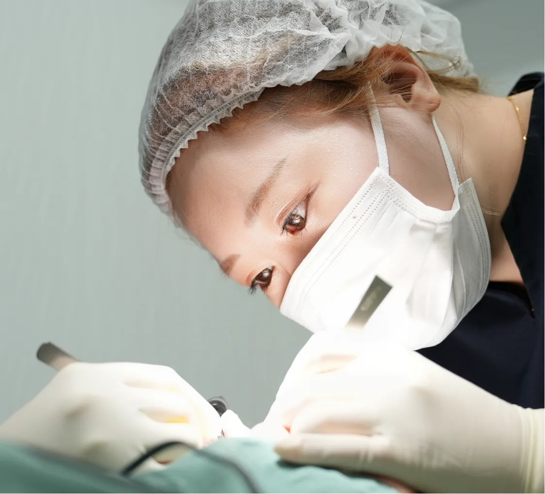 経結膜脱脂法（切らないクマ取り）の施術風景・河合佑光子院長による手術