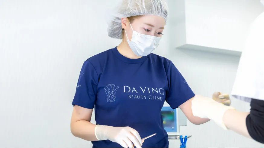 裏ハムラ法の名医・河合院長による高度な脂肪再配置技術の様子